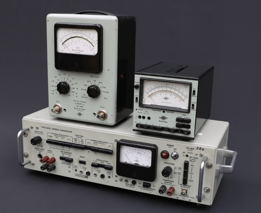 Das kleine Messgerät (rechts) ist das Psophometer 2429 von Brüel&Kjaer aus Dänemark.